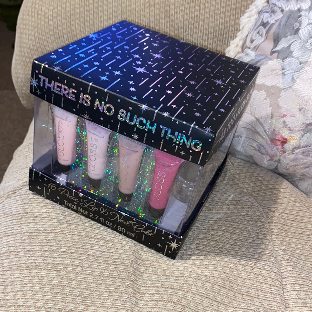💝NWT 16 PC Lipgloss & Nail Cube